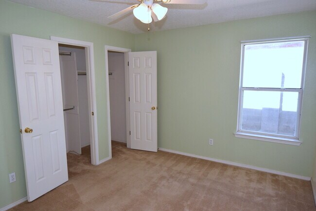 Building Photo - 3 Bed 2 Bath 1700 SF