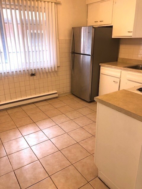 Foto del edificio - 1545 W Chase Ave