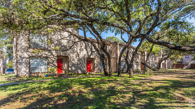 Magnificent Oaks y abundante sombra - Woodhill Apartments