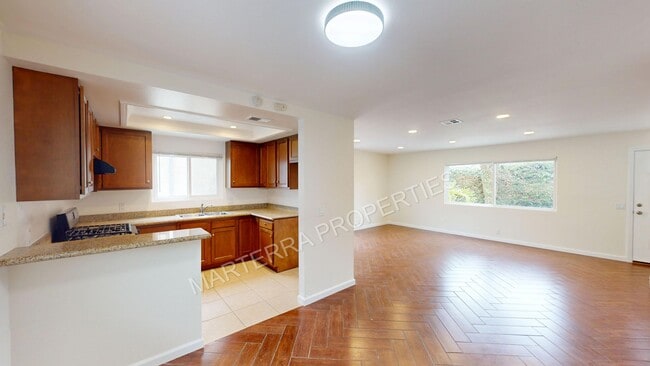Building Photo - Beautiful 3 Bedroom Detached Duplex