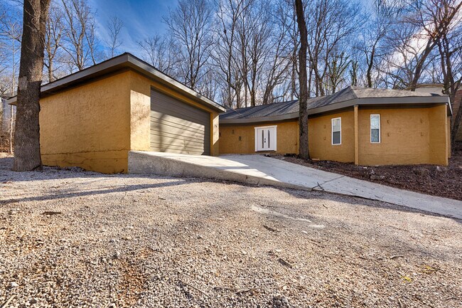 Building Photo - 716 Chambers Dr NE