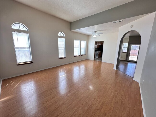 Foto del edificio - Charming 3 bed 2 bath 1600 sq ft  home