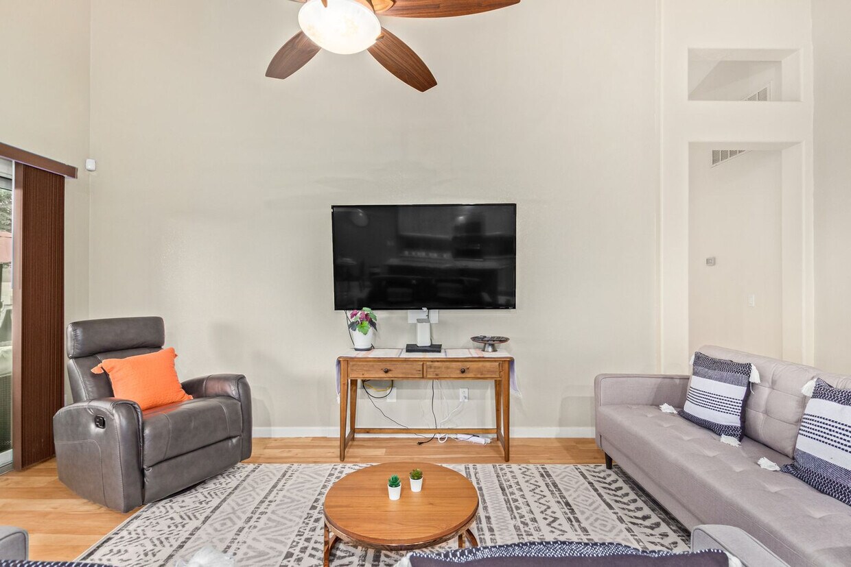 Foto principal - 2220 E Augusta Ave