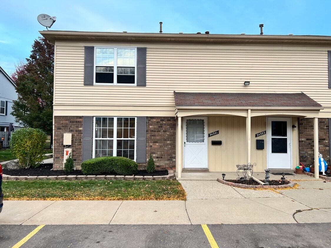34301 Garfield Cir Unit 1, Fraser, MI 48026 Condo for Rent in Fraser