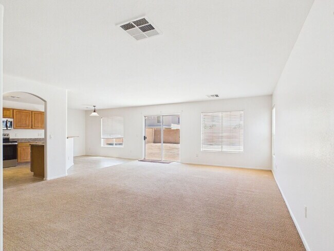 Foto del edificio - 1661 W Harding Ave