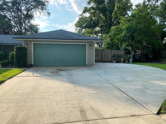 Building Photo - 521 Riviera Dr