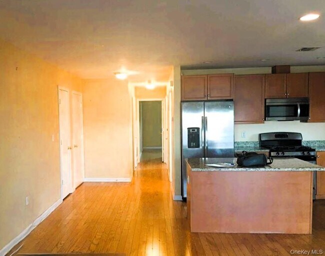 Foto del edificio - 122-16 Powell Cove Blvd