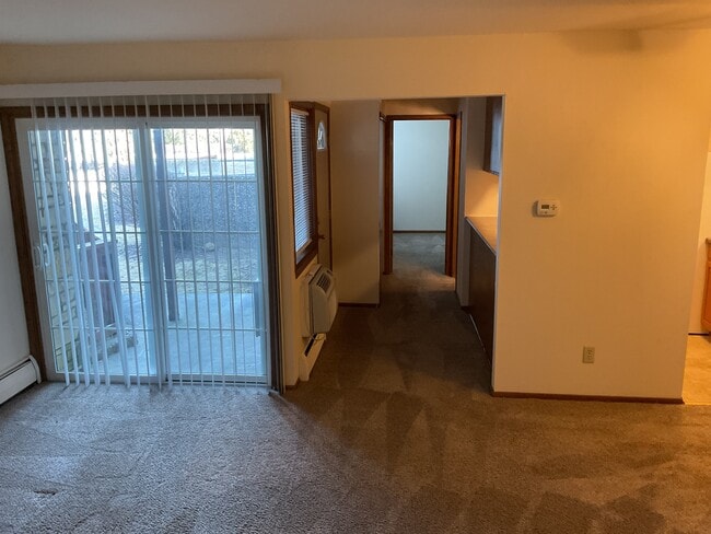 Sala de estar y pasillo - Apartment Homes of Wildwood Preserve in beautiful Oak Creek, WI