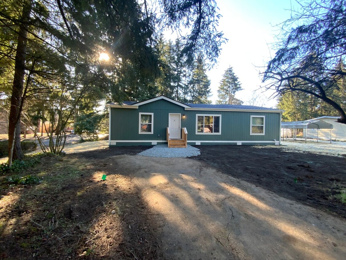 Primary Photo - Newly Remodeled Bonney Lake Gem- Modern Co...