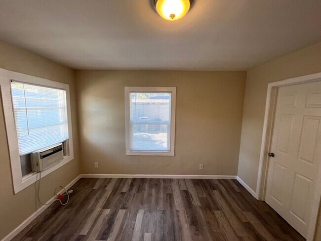 Building Photo - 4 units- 265 S 11th street