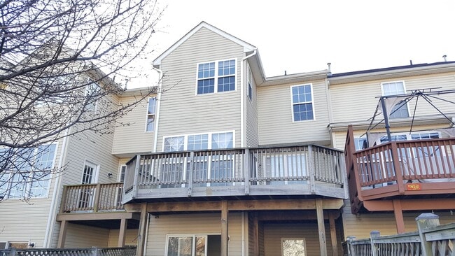 Building Photo - Townhouse in established and convenient Fr...