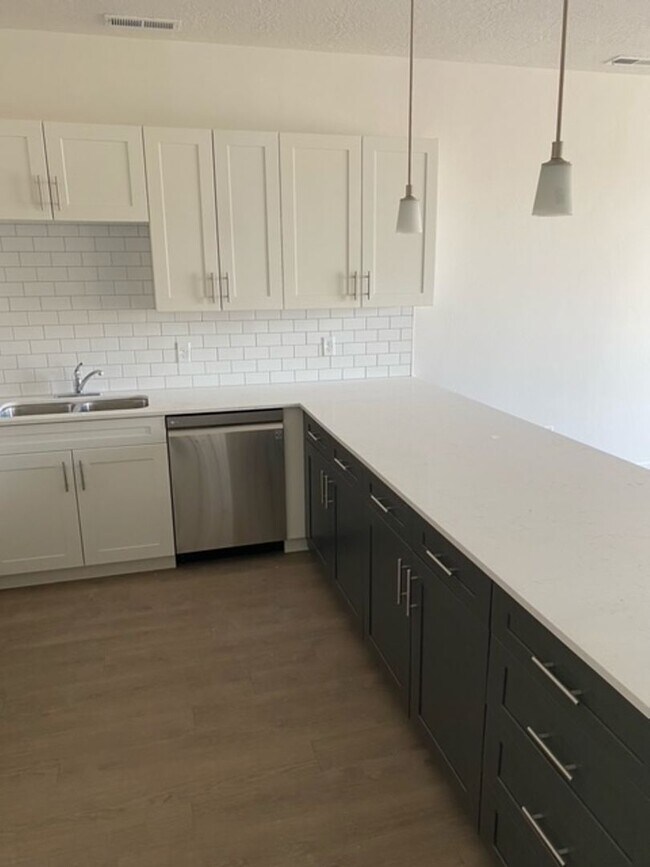Foto del edificio - Spacious Town Home