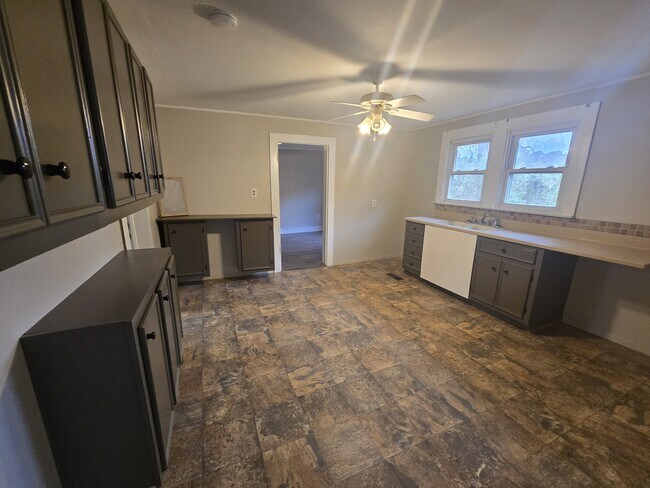 Foto del edificio - 729 Ninety Six Hwy