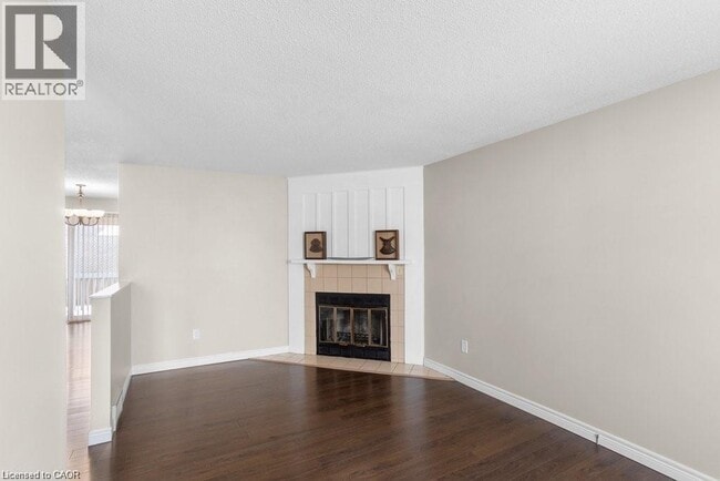 Building Photo - 462 Springbank Ave N