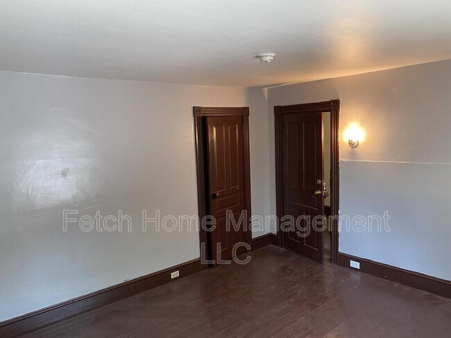 Building Photo - 722 East King Street - Room 7
