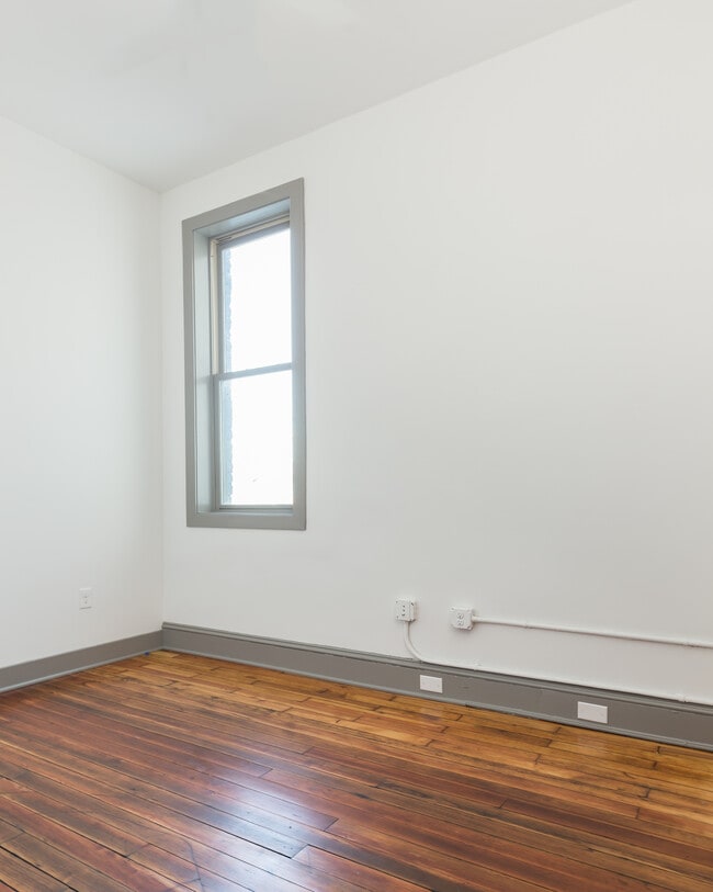 Building Photo - 1209 Hull St