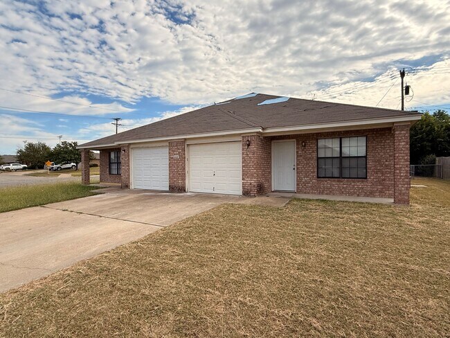 Foto del edificio - AVAILABLE NOW!