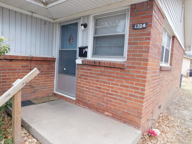 Building Photo - 2 bedroom/1 bath duplex in NE El Dorado