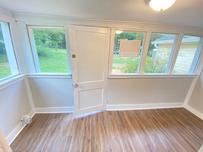 Foto del edificio - Fully Renovated 2bd/1ba House close to Downtown & I77