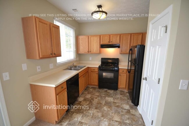 Building Photo - 230 W Oaks Pl