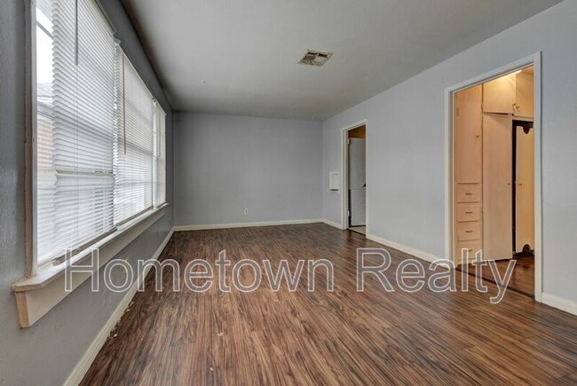 Building Photo - 430 Babb Dr