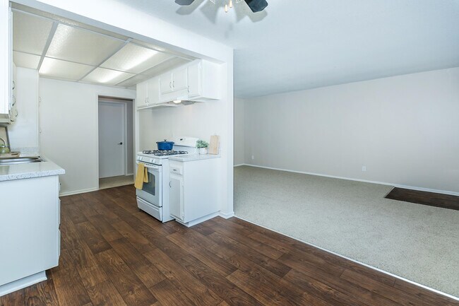 Foto del edificio - Hampshire Square Apartment Homes