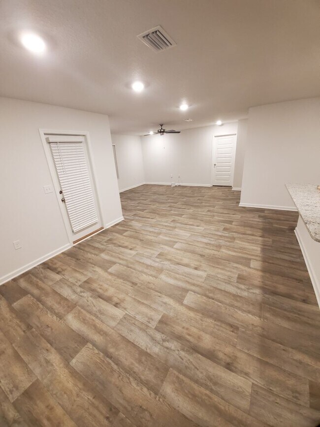 Foto del edificio - Newer 4 Bedroom, 2 Bath Smart Home located in the perfect location of Pensacola!