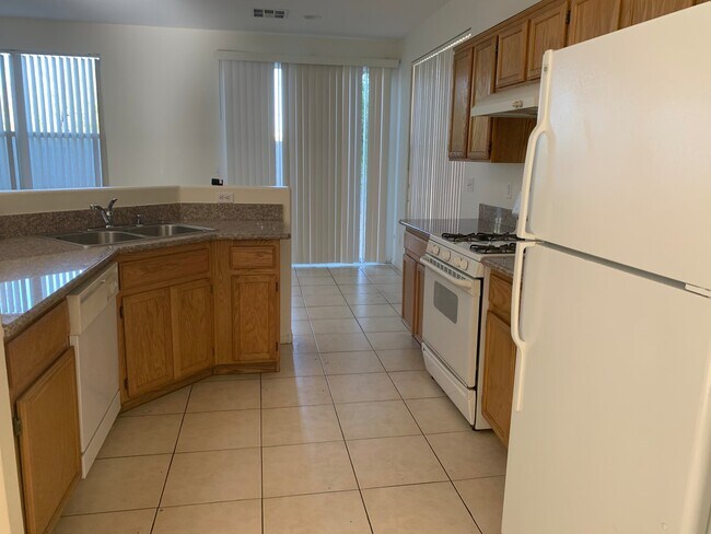 Foto del edificio - TWO STORY 4 BED 2.5 BATH HOME IN THE CACTUS SPRINGS GATED COMMUNITY