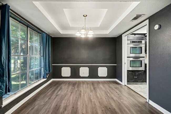 Building Photo - 5001 Glenhaven Dr