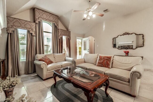 Los muebles reales son diferentes a los de la foto. - 11120 Amaranth Ln