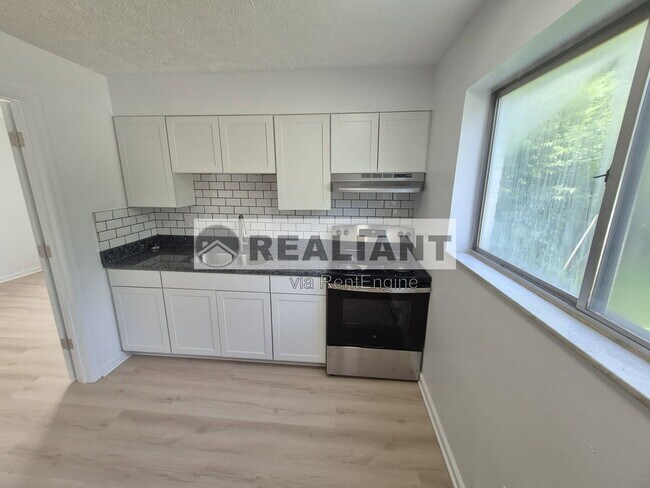 Building Photo - 922 Highland Ave