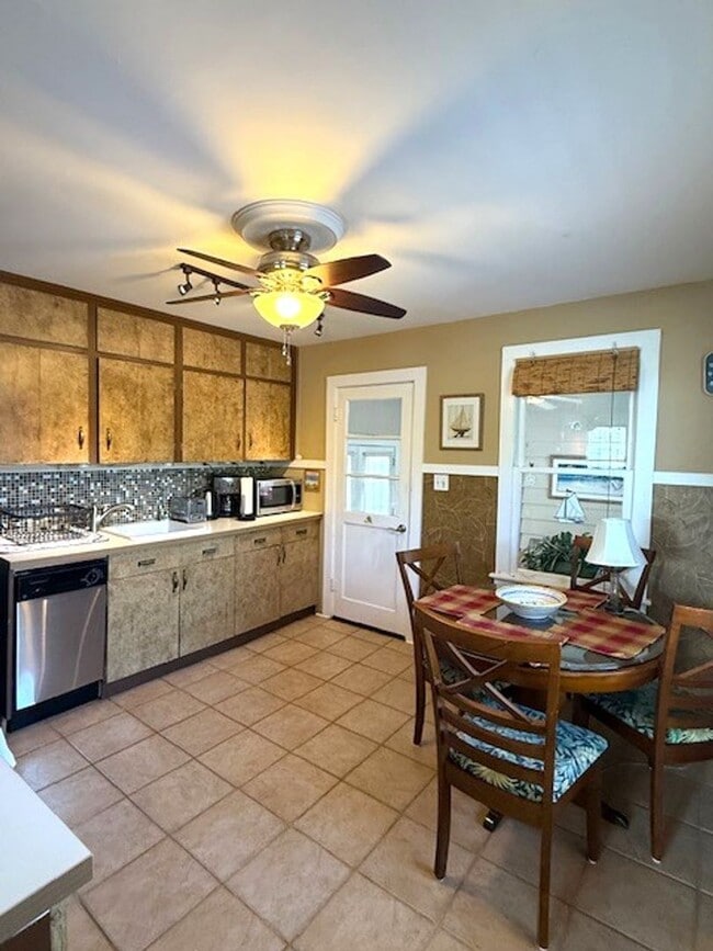 Building Photo - Downtown Bungalow