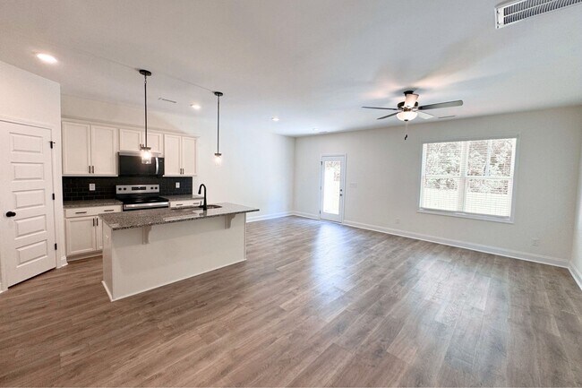 Foto del edificio - MOVE IN READY -3 Bed, 2.5 Bath 1 car garag...