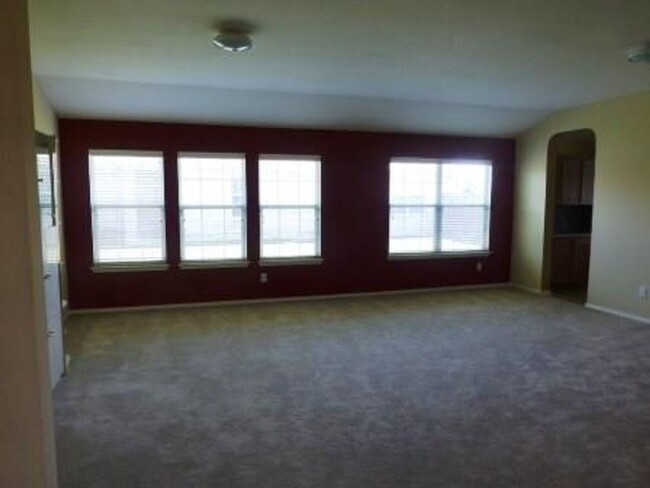 Building Photo - Extra Large 3 Bedroom Home With Open Floor...