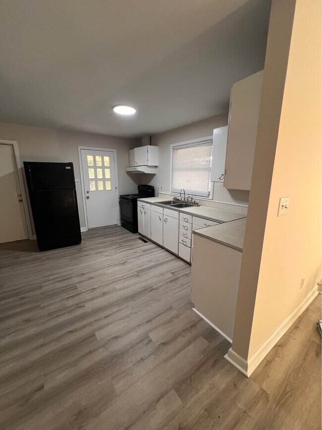 Cocina - 631 Sanders St