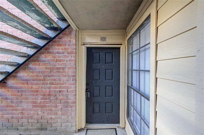 Building Photo - 12500 Sandpiper Dr