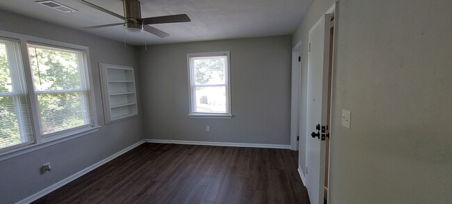 Building Photo - Cute upstairs unit in Duplex