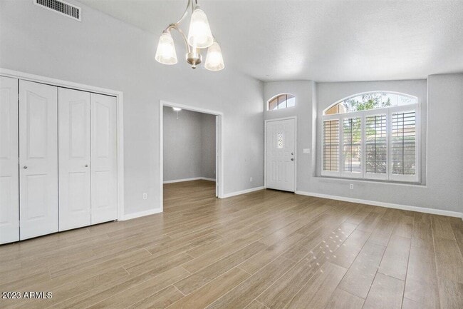 Foto del edificio - 1327 W Maria Ln