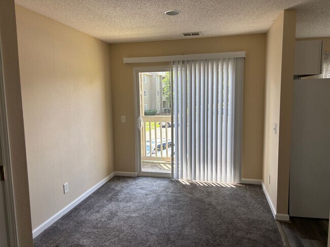 Building Photo - 2 BEDROOM 1 BATH CONDO
