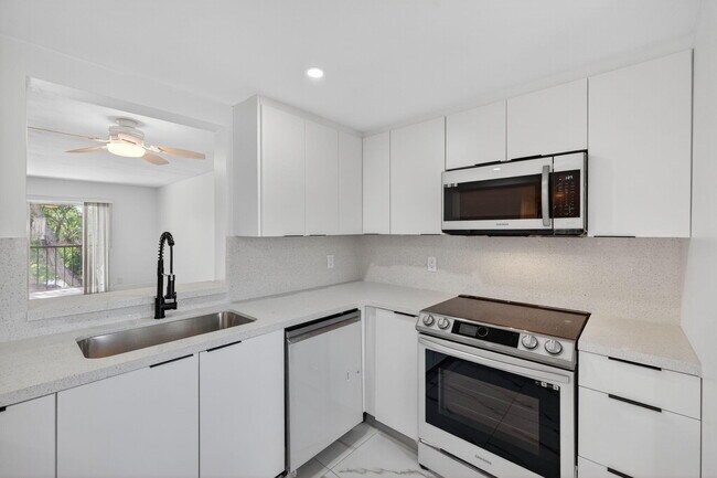 Foto del edificio - 14375 Strathmore Ln