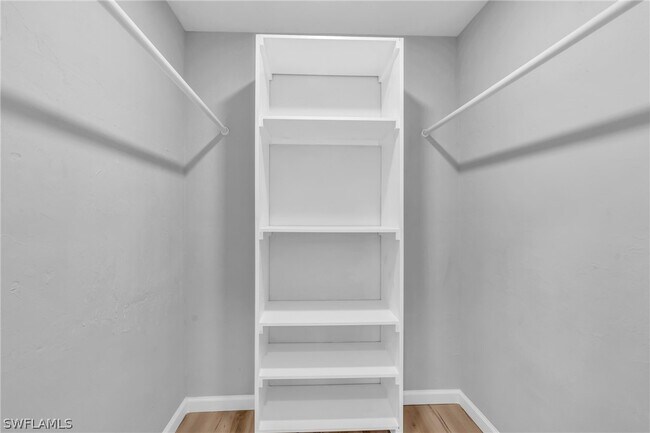 Building Photo - 5230 Sarasota Ct