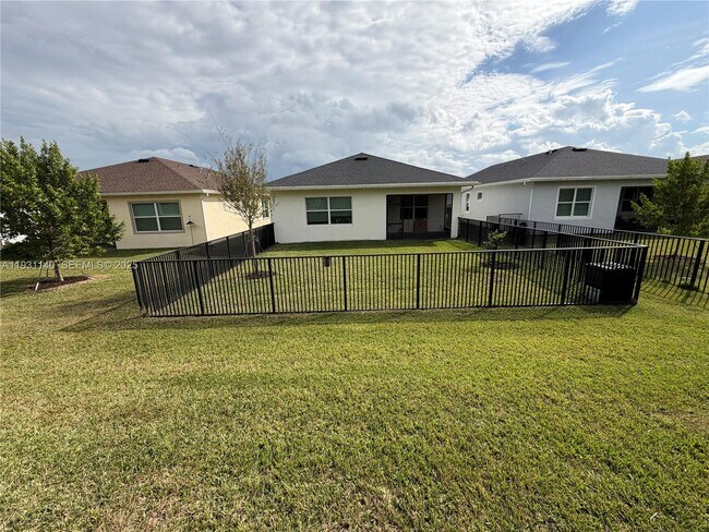 Building Photo - 400 SE Mulberry Wy