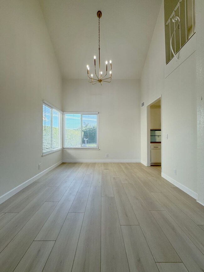 Building Photo - Green Valley Interior Location
