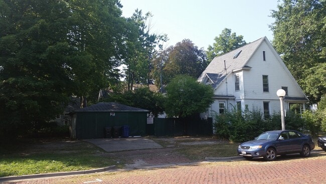 Building Photo - 402 S Busey Ave
