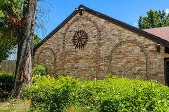 Building Photo - 3903 Midforest Dr