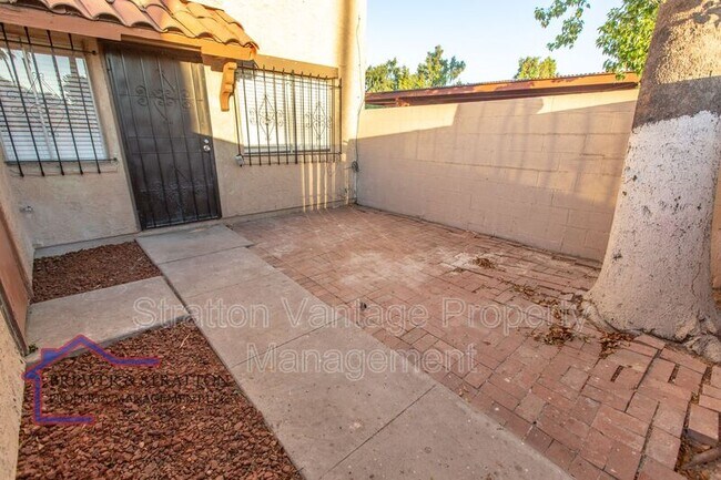 Building Photo - 6754 W Devonshire Ave
