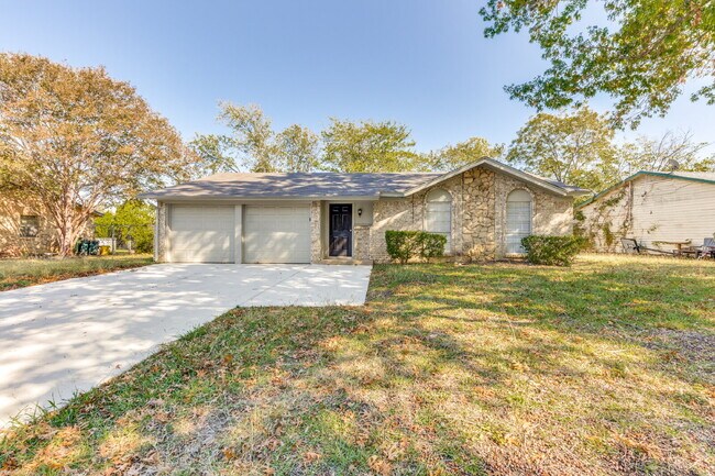 Foto del edificio - Modern 3-Bedroom Home with Vaulted Ceilings & Covered Patio