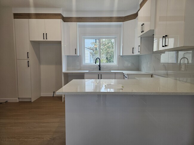 Photo du bâtiment - 15315-15395 95 Ave NW