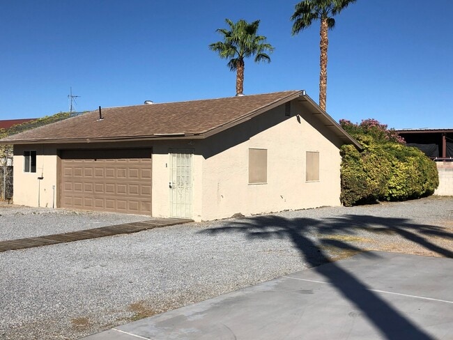 Guest House - 5501 N Torrey Pines Dr