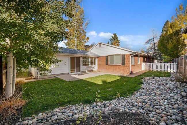 Building Photo - Beautiful Observatory Park Three Bedroom!